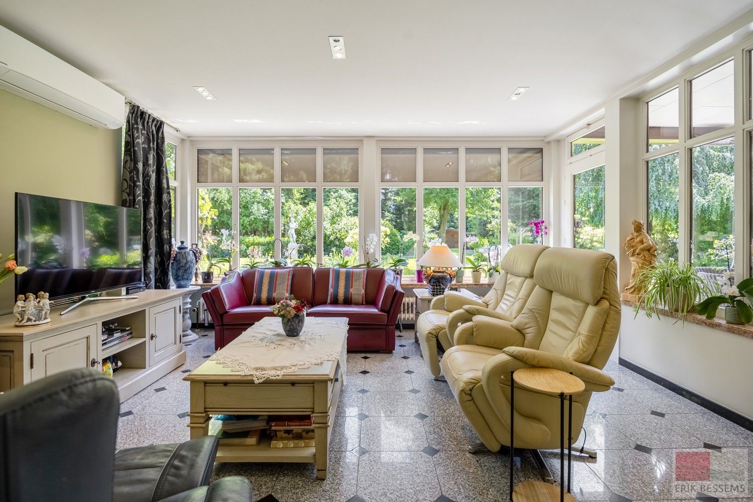 Ruime vrijstaande villa gebouwd in 1989, 365m² woonoppervlakte foto 5