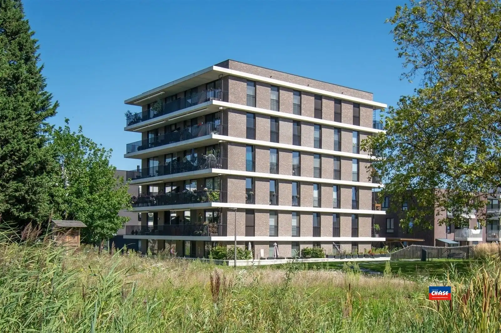 Knap nieuwbouwappartement met 2 slaapkamers, groot terras met prachtig uitzicht en ondergrondse autostaanplaats foto {{pictureIndex}}