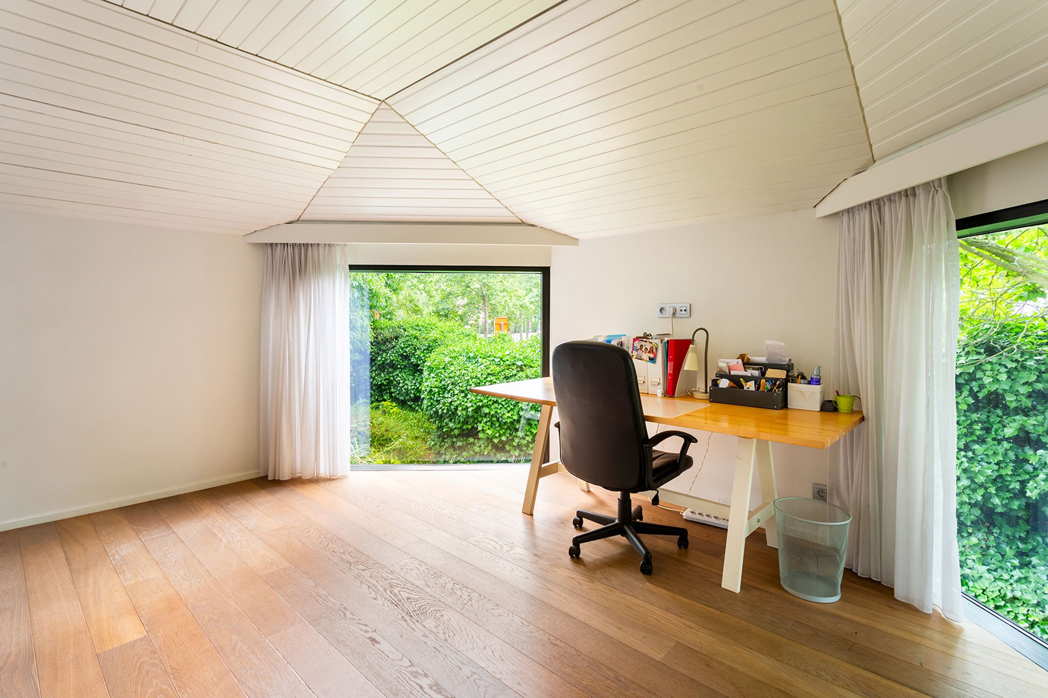 Topgelegen architectenwoning met ruim tuin en binnenzwembad. foto 15