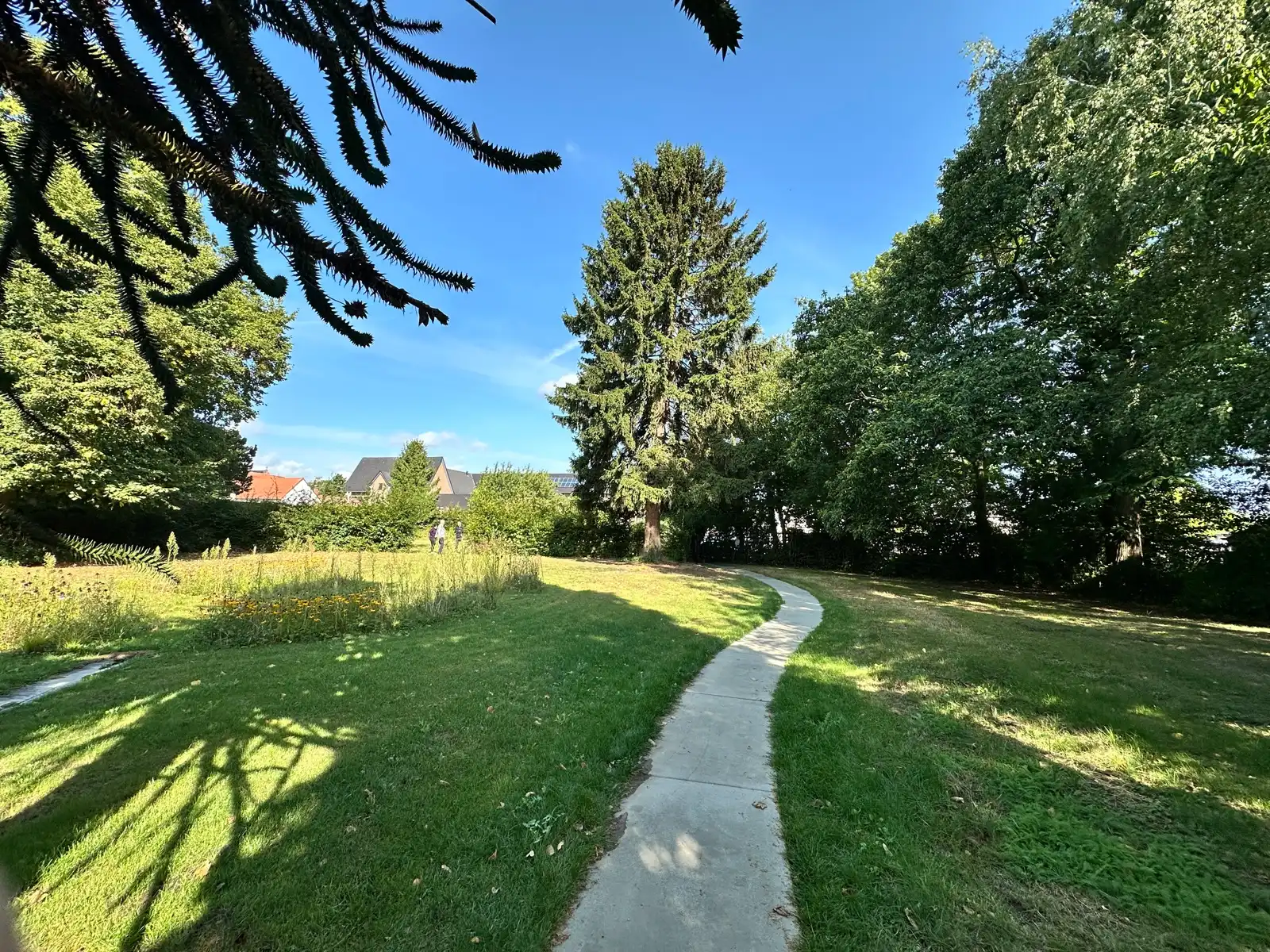 In de schaduw van de kerktoren bevindt zich deze mooie historische idyllische unieke pastorie.   foto 17
