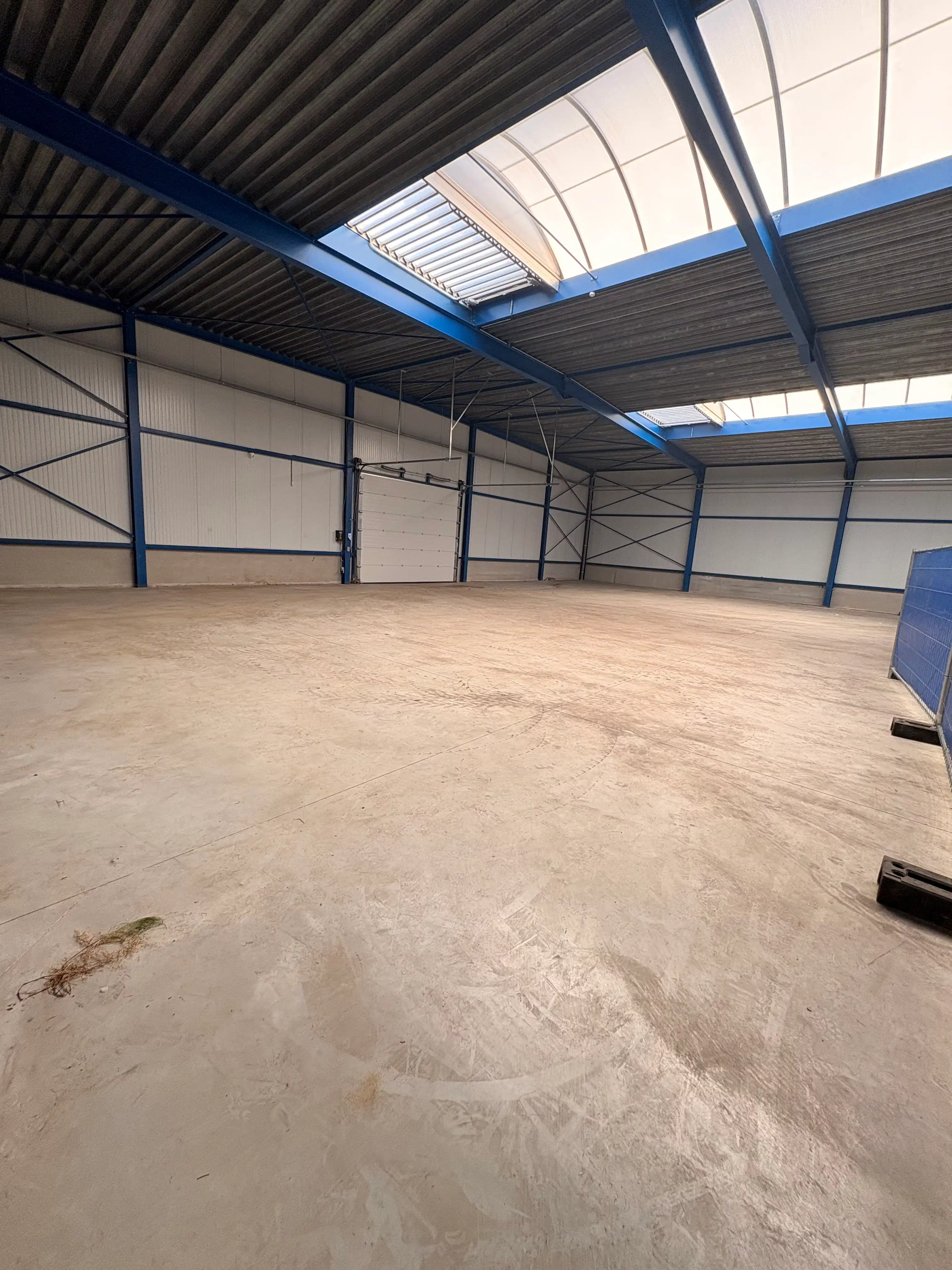 Functionele bedrijfs-/ opslaghal met aparte toegang en beveiliging foto 3