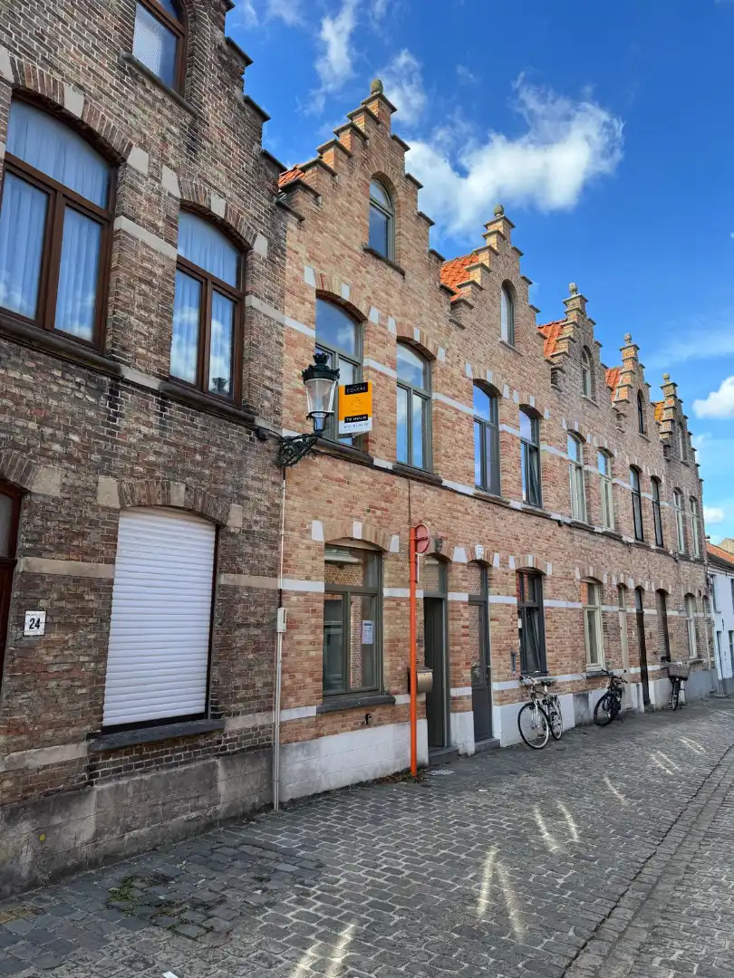Instapklare trapgevelwoning met zonnig terrastuintje en grote berging, centrum, rustige straat omgeving ’t Zand foto {{pictureIndex}}