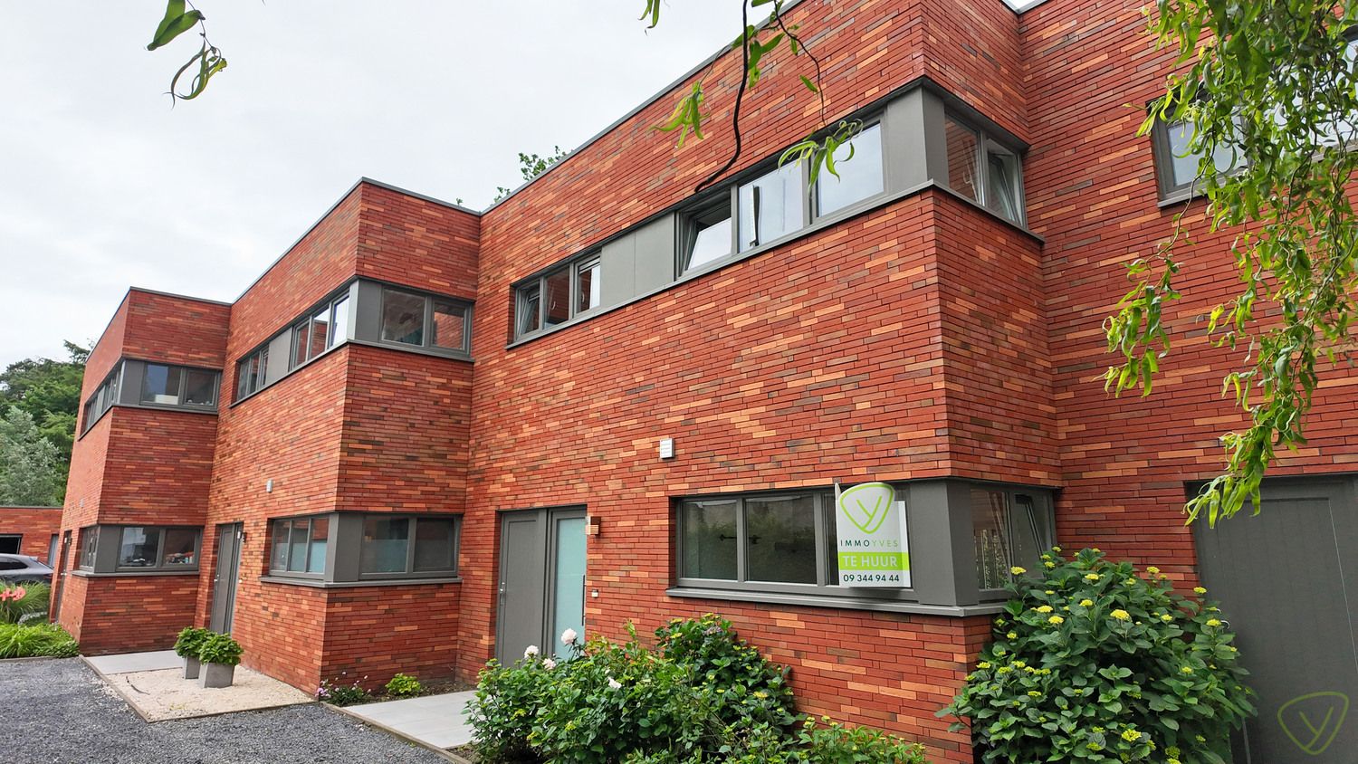 Recente gezinswoning met zonnige tuin, garage en centrale ligging! foto {{pictureIndex}}