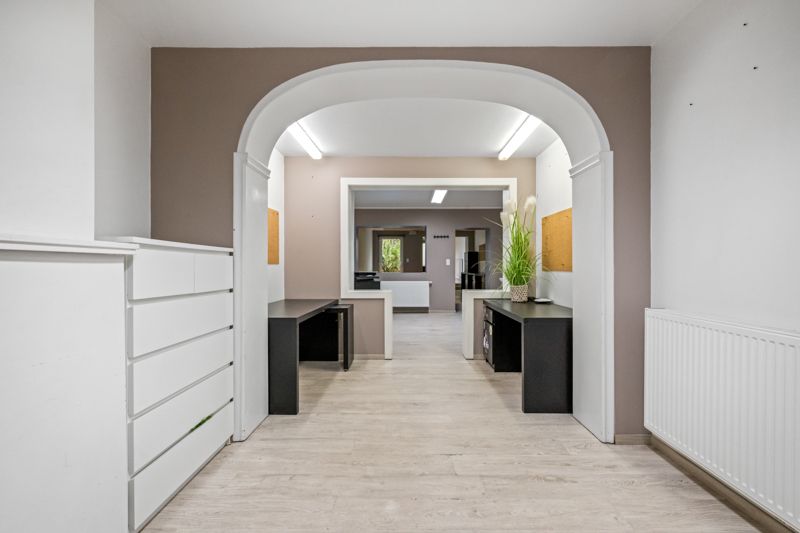 Roeselare - Stadsrand: Ruime, vernieuwde tussenwoning met 195m² woonoppervlakte & 4 slaapkamers foto 6