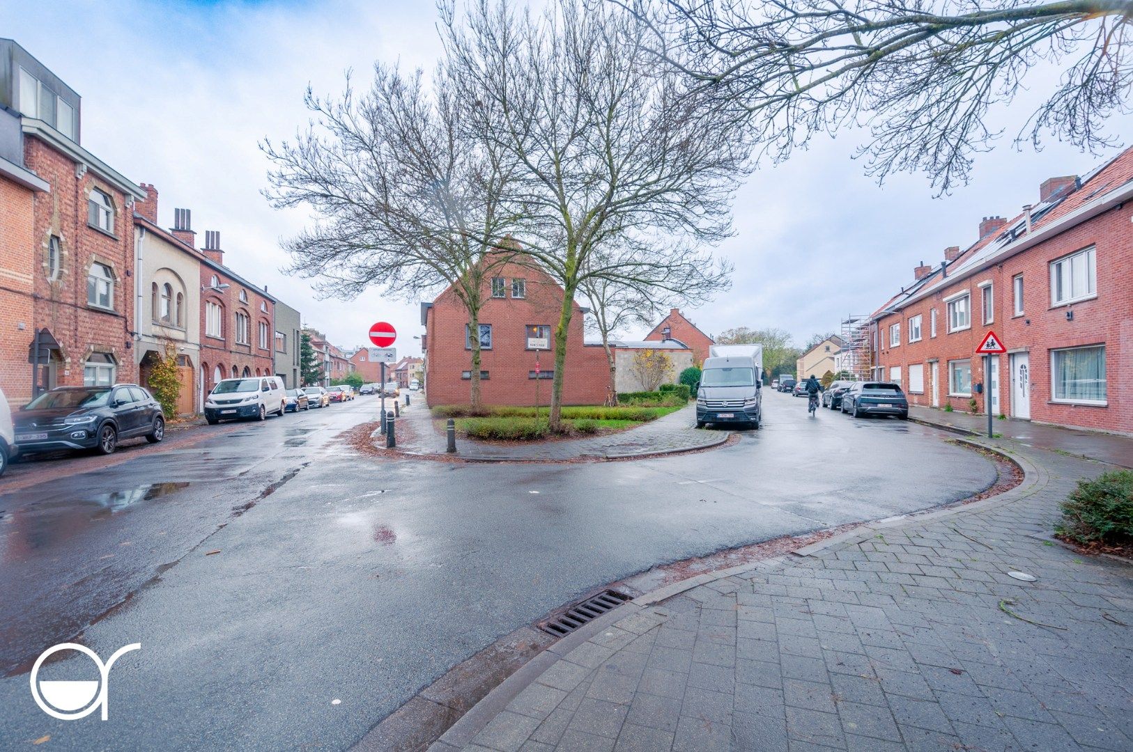 Op te frissen halfopen bebouwing met 5 garages in Mariakerke foto 27