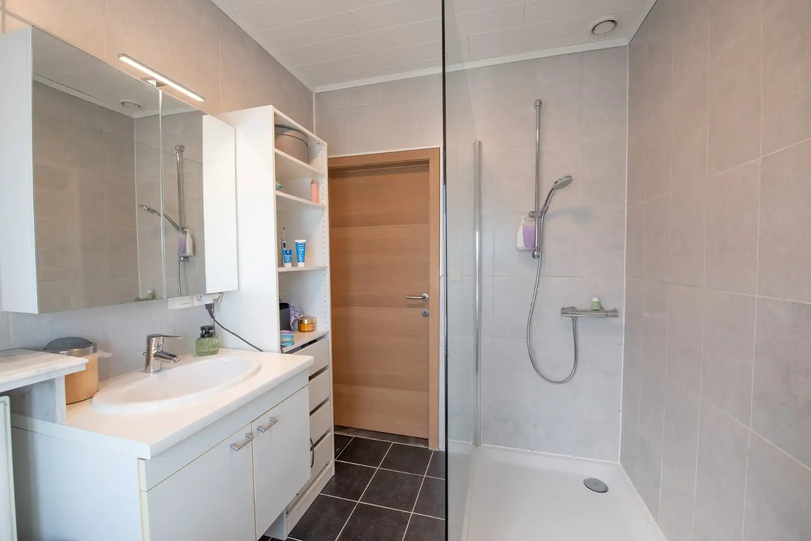 Charmante en goed onderhouden woning te huur nabij station van Waregem foto 13