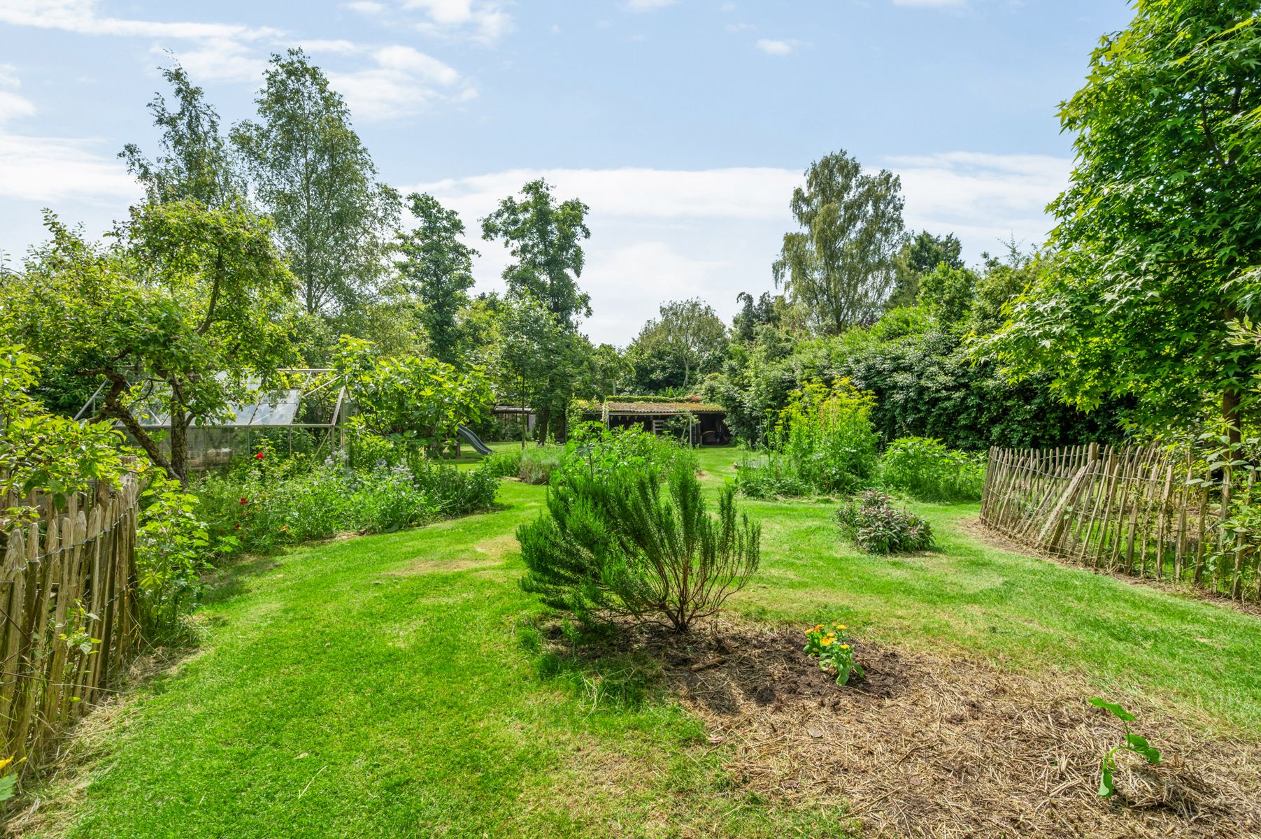 Uniek hoeve omgeven door privacy en rust foto 16
