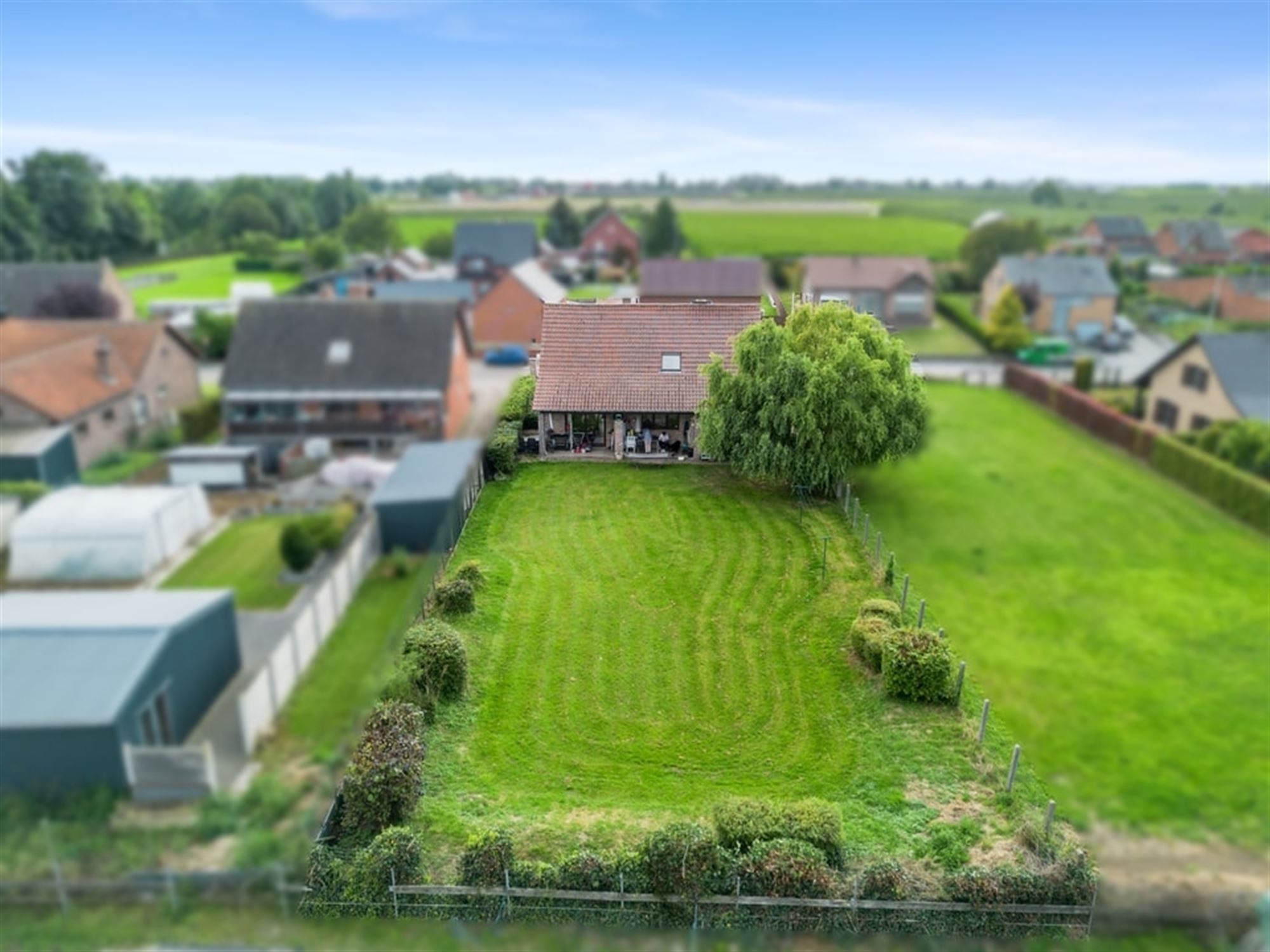 CHARMANTE OPEN BEBOUWING MET 4 SLKS EN GARAGE IN HET GEZELLIGE NIEUWERKERKEN foto 3