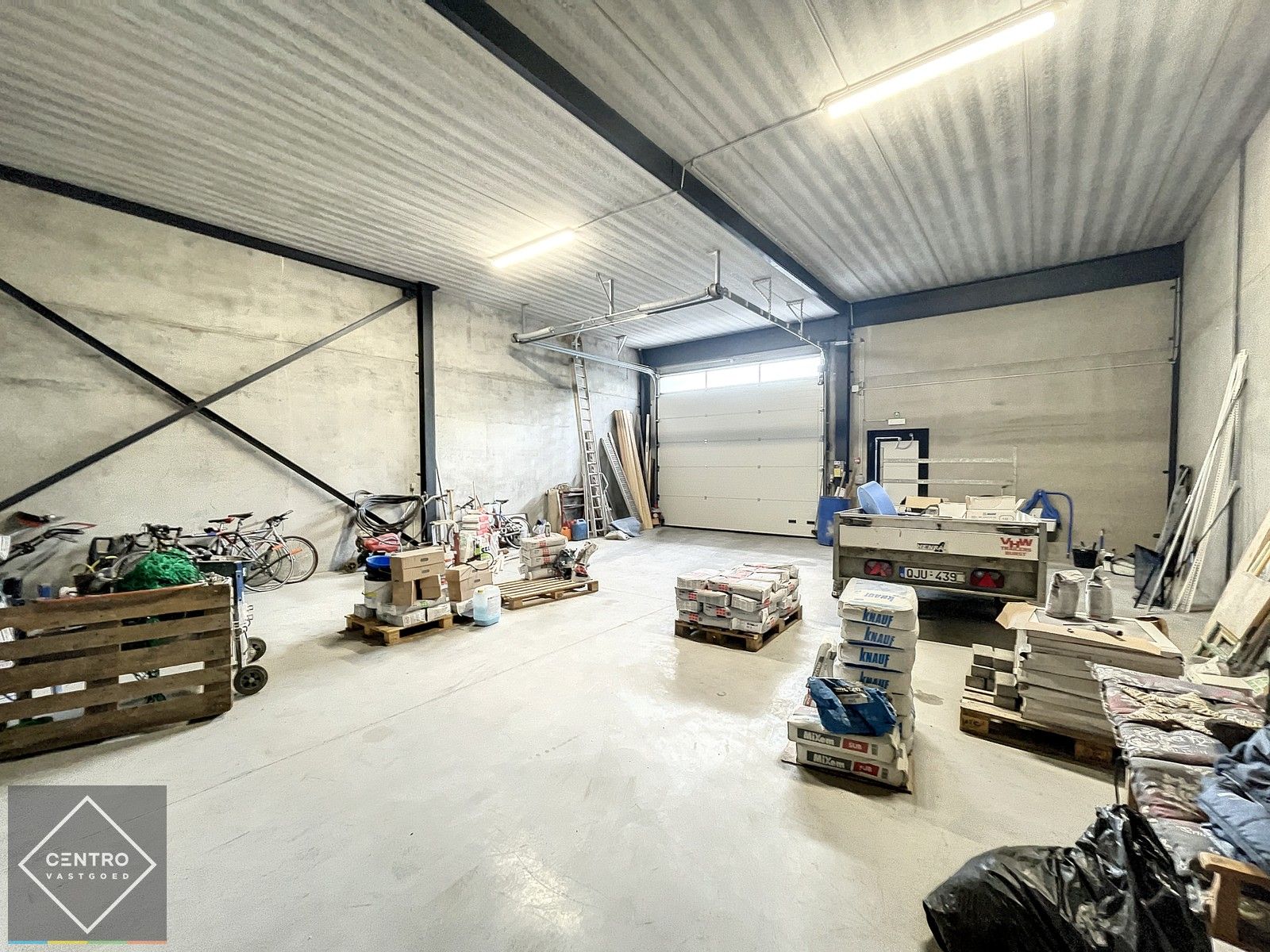 NB MAGAZIJN (130m²) met hoge sectionaalpoort op ambachtelijke zone te Blankenberge. foto 3
