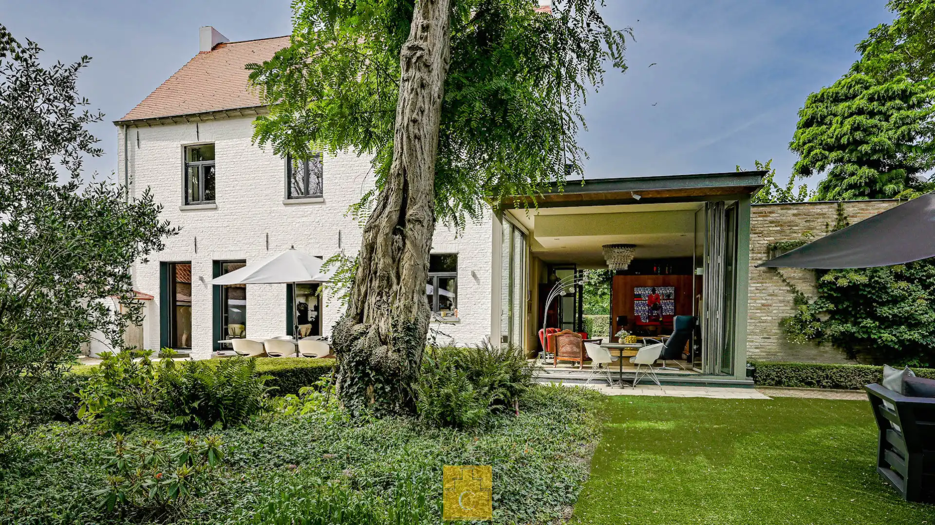 Een woning waar karakter en hedendaagse architectuur elkaar perfect aanvullen. foto {{pictureIndex}}
