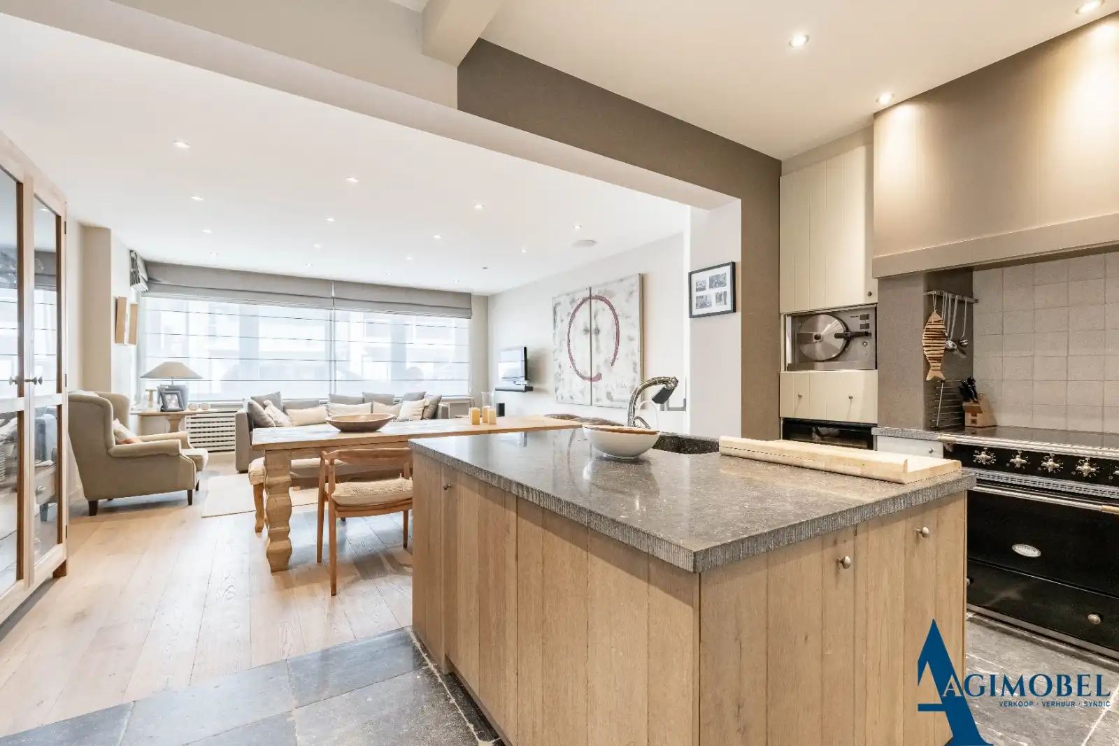 Hoofdfoto van de publicatie: Beleef een vakantie aan zee met landelijke charme  in dit ruim appartement met terras/koer en 3 grote slaapkamers, 200m van het strand.