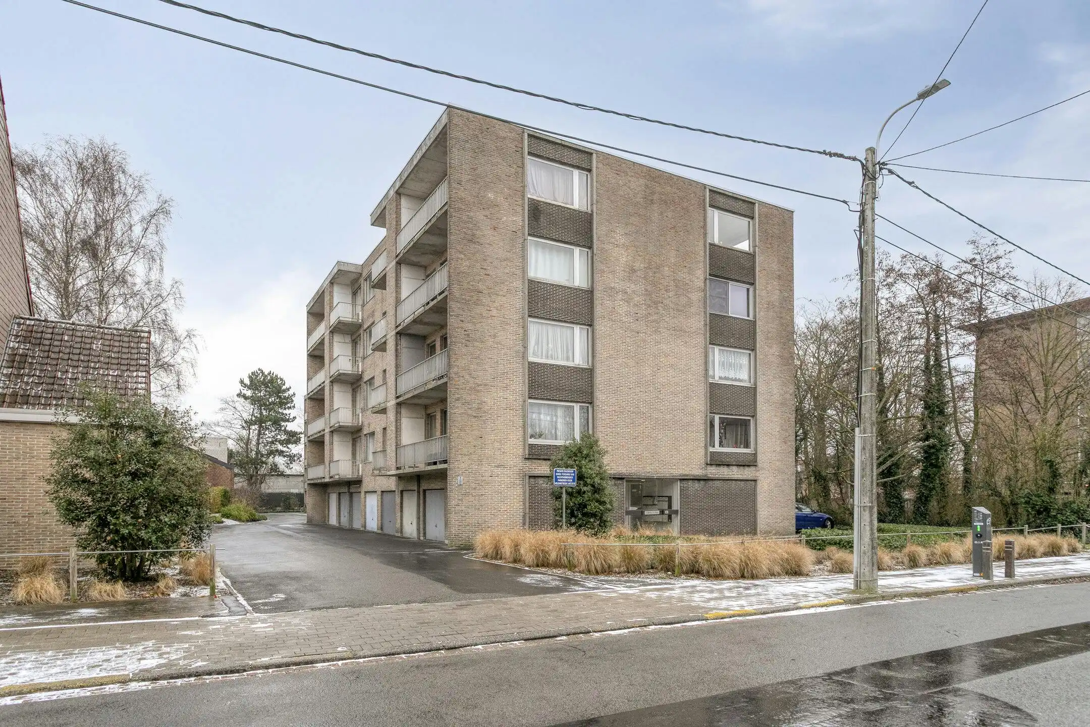 Instapklaar en lichtrijk appartement met garage in Roeselare foto {{pictureIndex}}