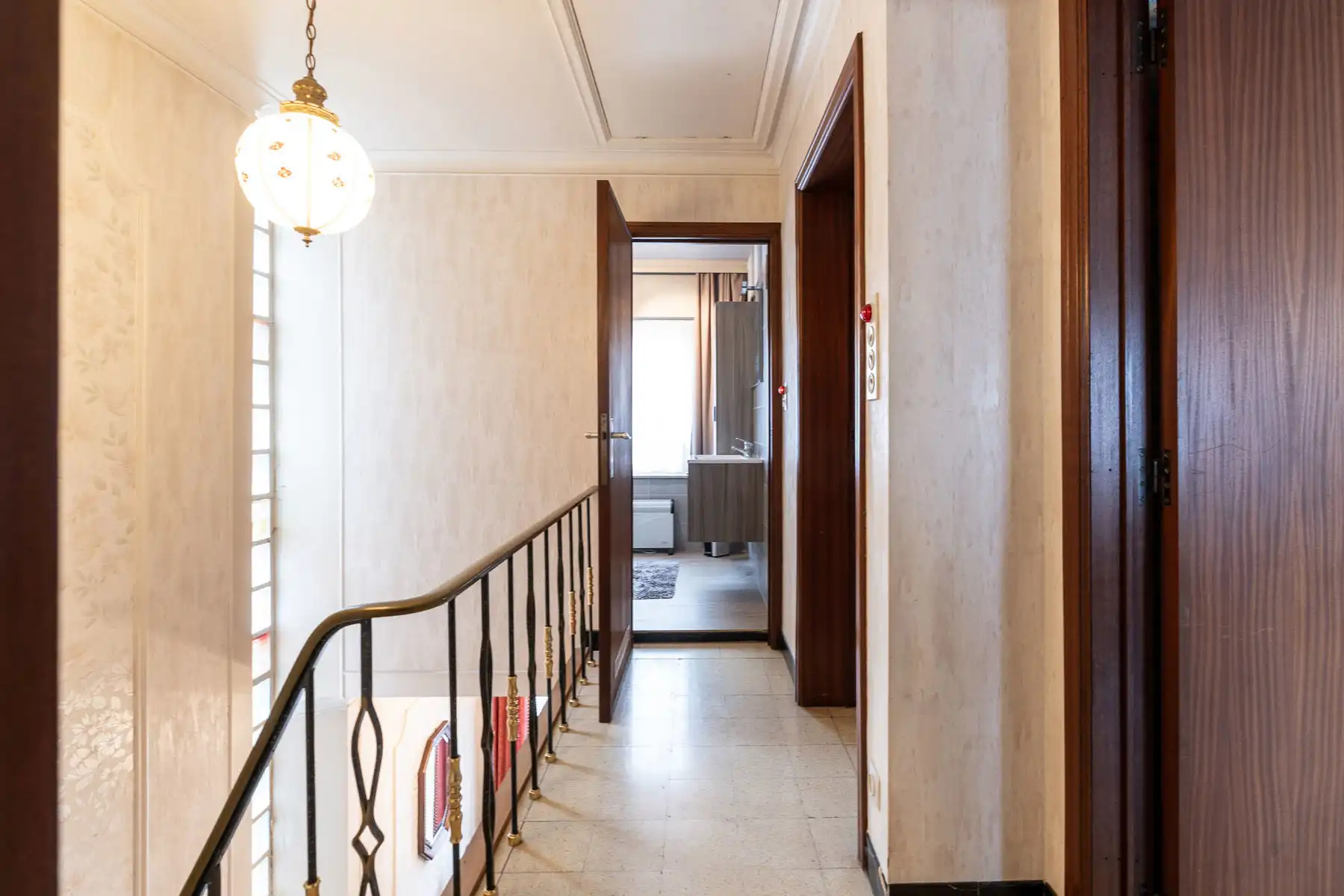 Halfopen gezinswoning met licht, structuur en potentieel foto 19