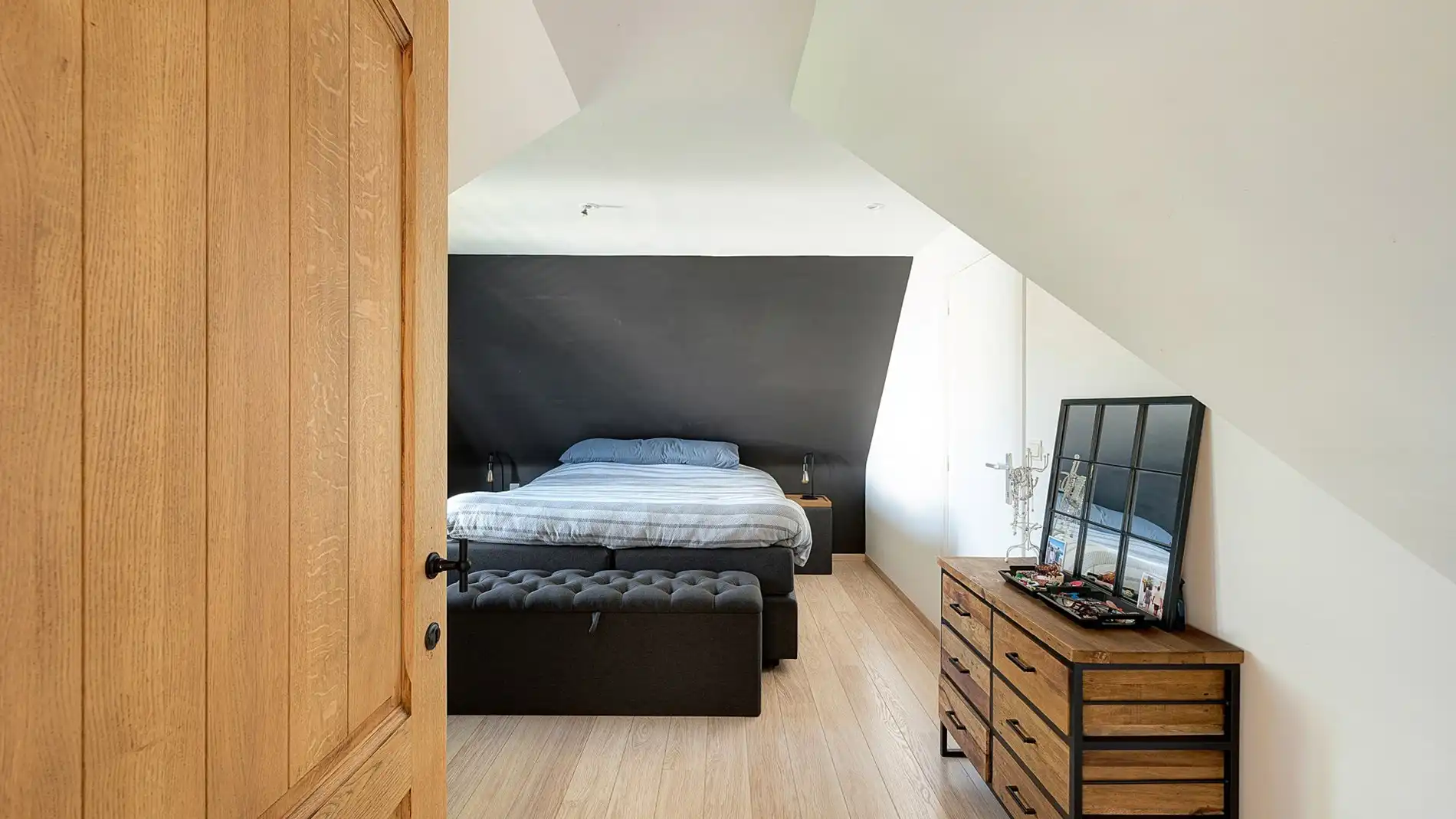 Vijf slaapkamers, groot volume in een alleenstaande villa te Knokke foto 14