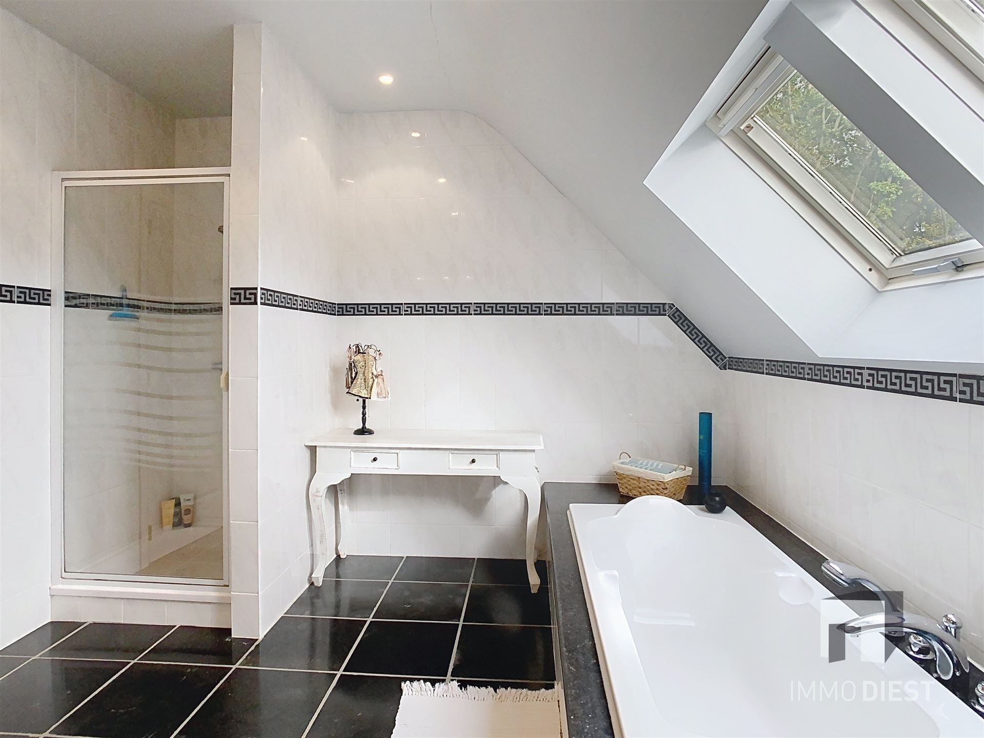 Ontdek deze solide, karaktervolle woning in Veerle met een zeer gunstige ligging op 10 are. foto 22