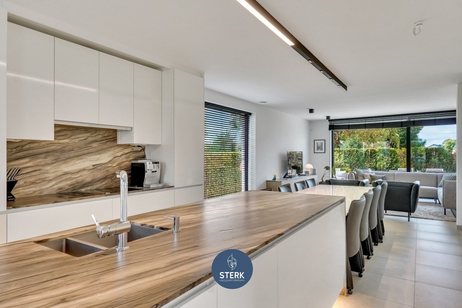 MODERNE GEZINSWONING MET EPC LABEL A OP EEN TOPLOCATIE IN LANAKEN ! foto {{pictureIndex}}