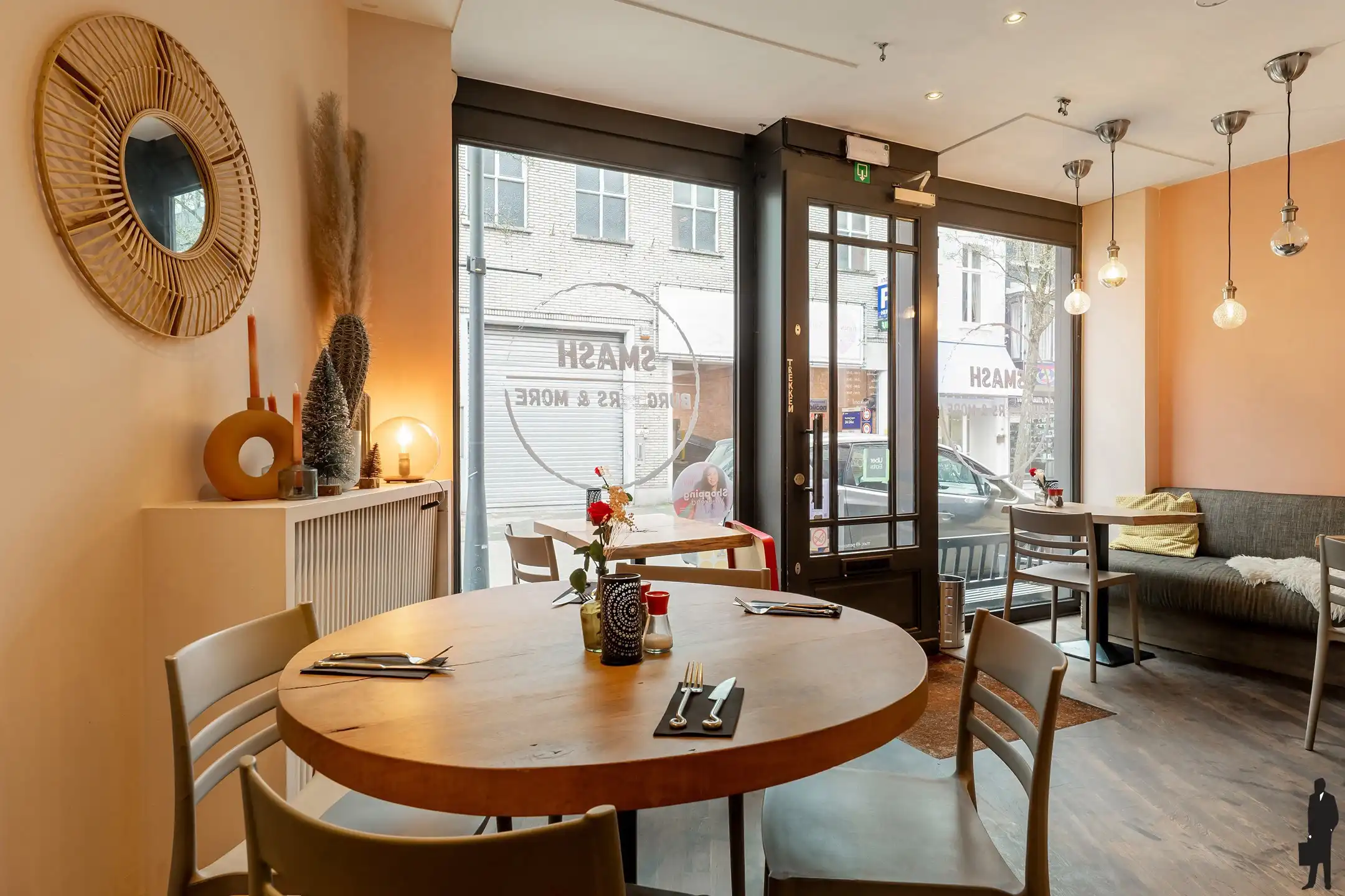 Handelszaak met ruim terras en bovenliggende woonst foto 3