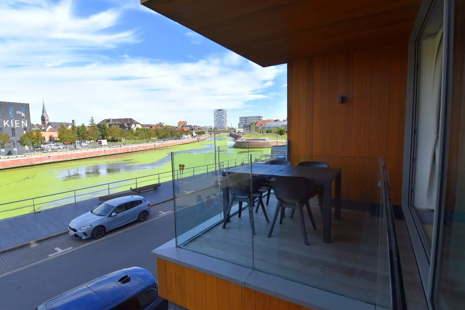 Recent appartement te koop in Kortrijk met frontaal zicht op de Leie foto 15