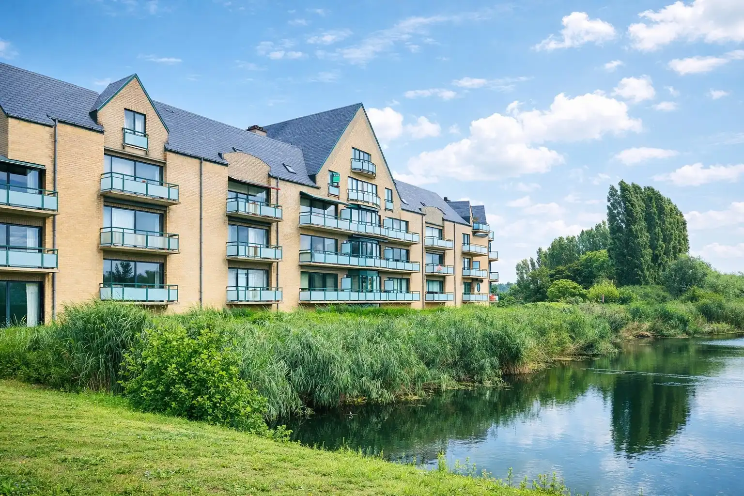 Prachtig appartement te Lokeren met mooi uitzicht op het Molsbroek foto {{pictureIndex}}