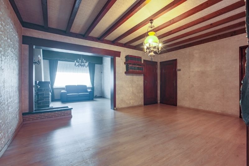 Rustig gelegen, ruime te moderniseren woning met tuin, garage en  bijgebouw van +/- 60m²  ....(kijkt uit op de velden). foto 3