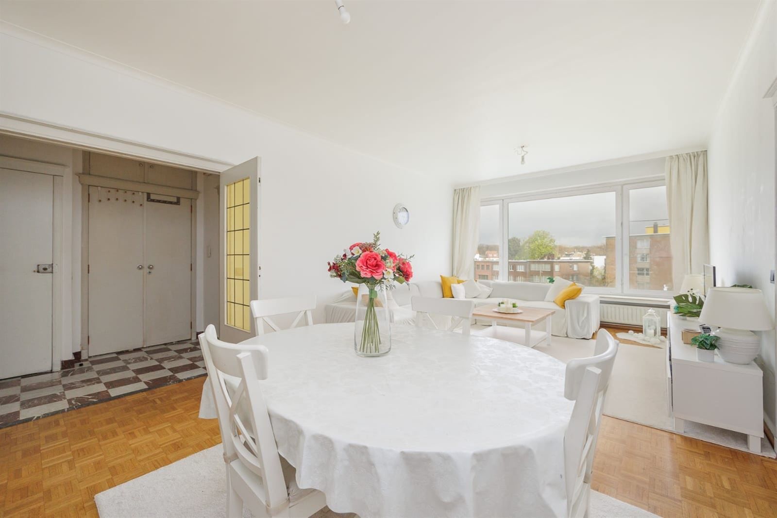 Vernieuwd 2-slaapkamerappartement met terras in Antwerpen foto 5