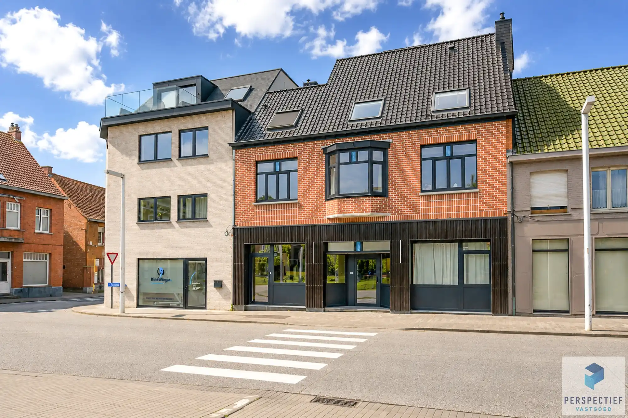 GELIJKVLOERS NIEUWBOUWAPPARTEMENT met STADSTUIN foto {{pictureIndex}}