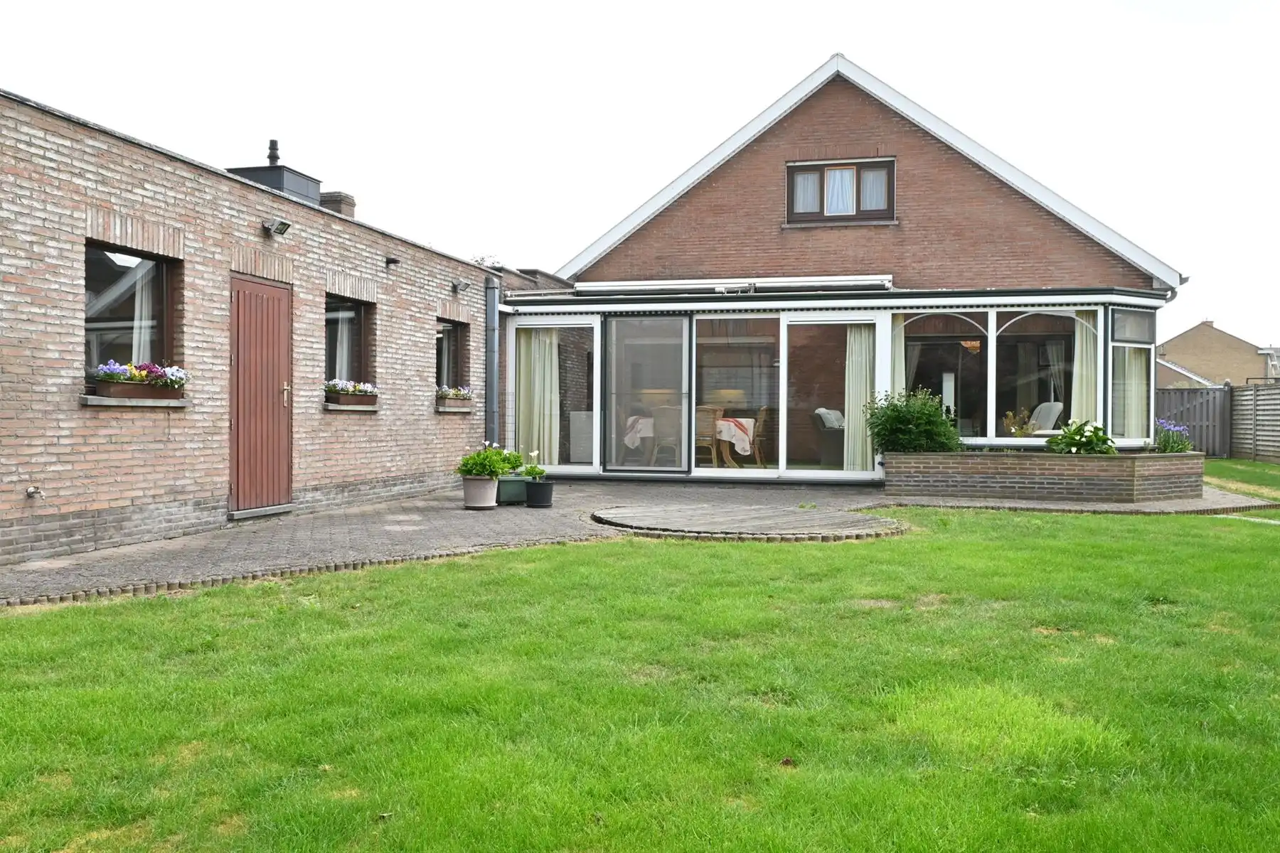 Ruime woning met 4 slaapkamers en grote garage foto 12