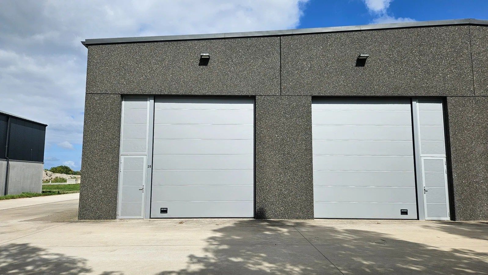 Praktische bedrijfsloods met dubbele poort te huur foto {{pictureIndex}}