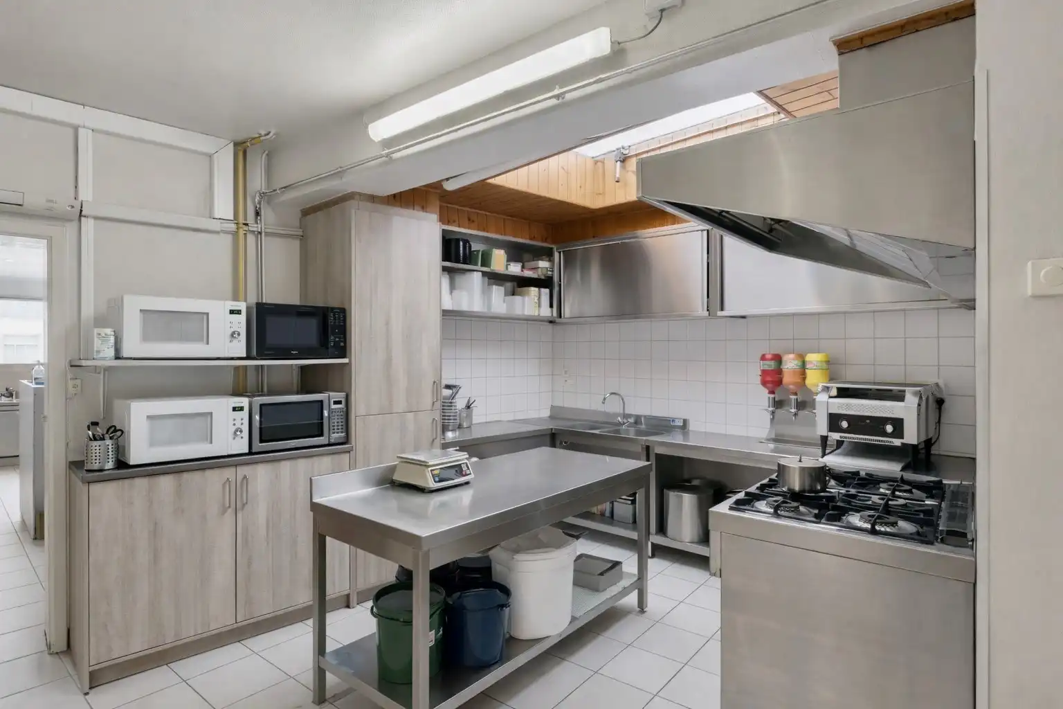 TE HUUR – Instapklare frituur met woongelegenheid, 3 garages en tuin – Olen foto 10