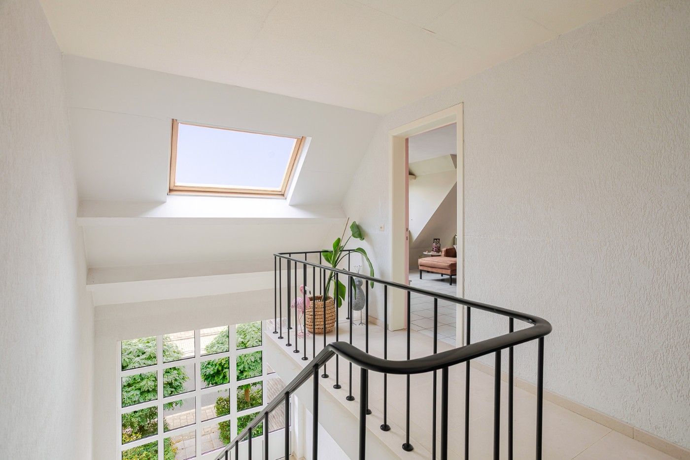 Gezellig, instapklaar dakappt. met 2 slpk. en ruim balkon foto 2