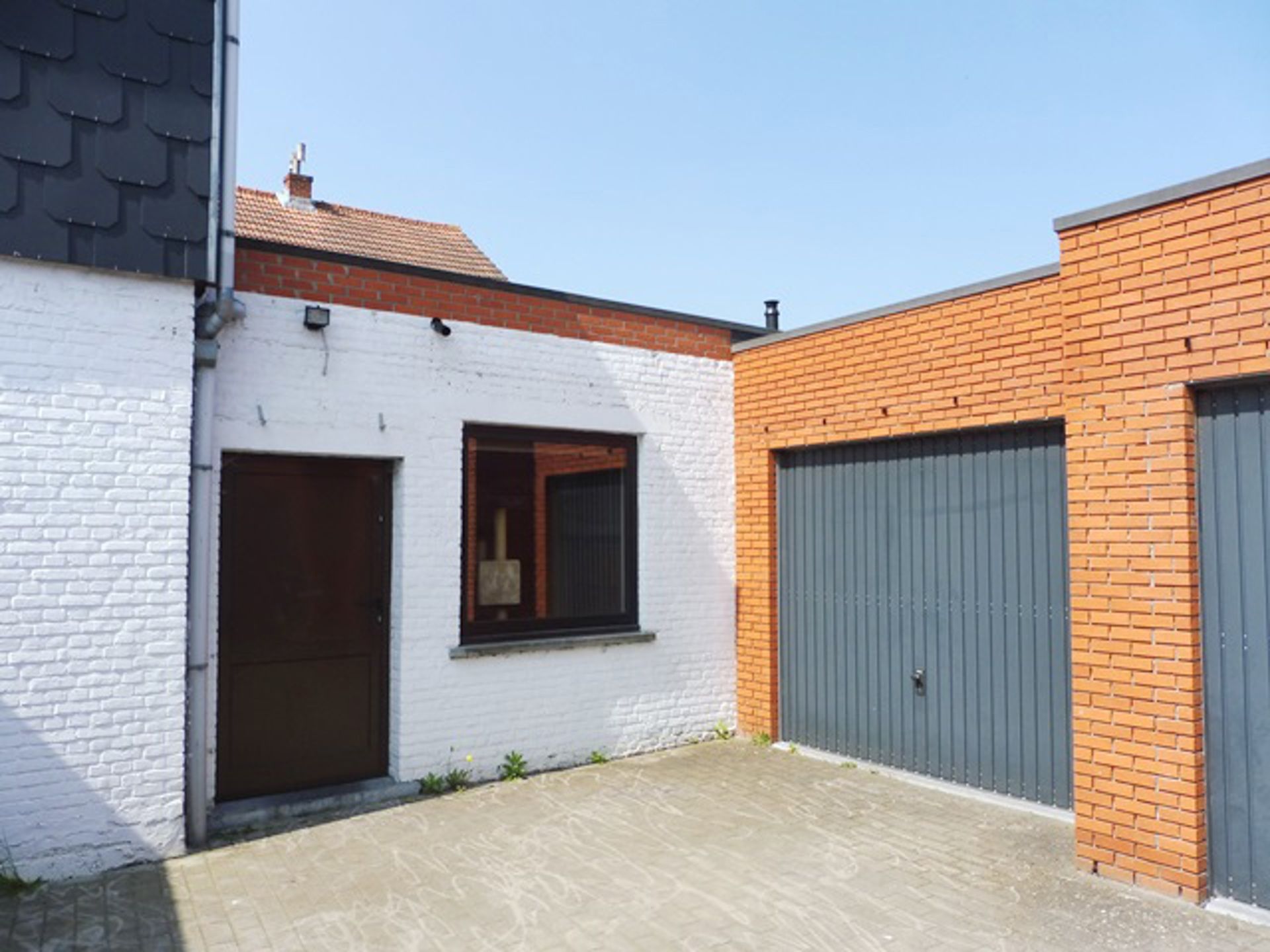 Woning met vier garageboxen op uitstekende locatie foto 9