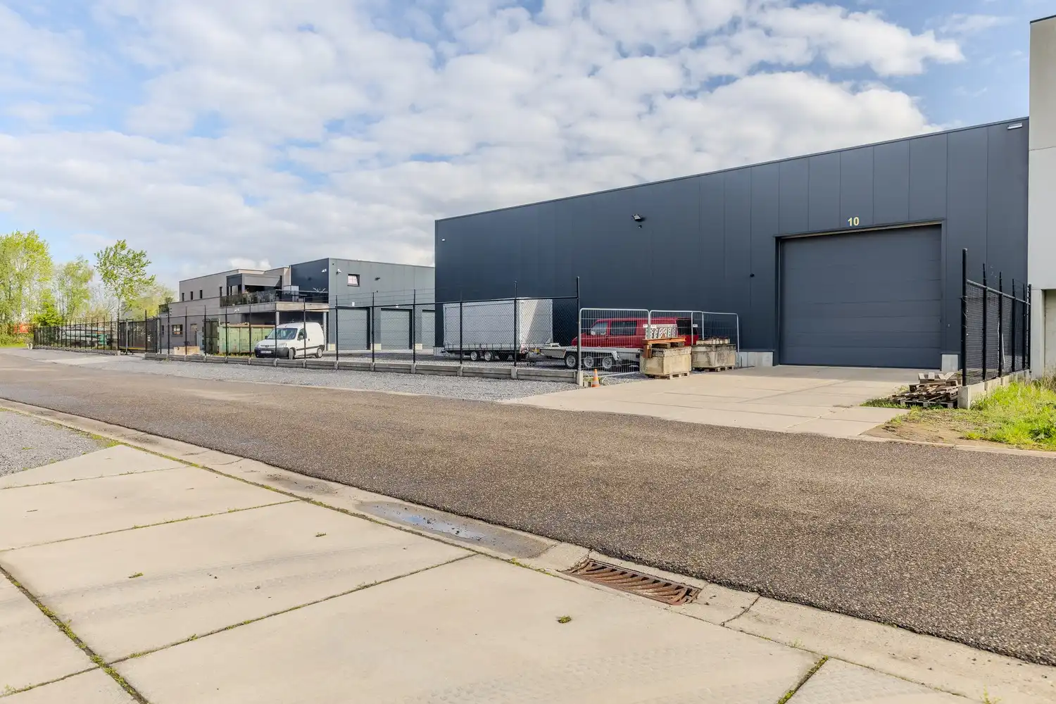 Multifunctioneel industriecomplex met woongelegenheid op topligging te Lanaken foto 7