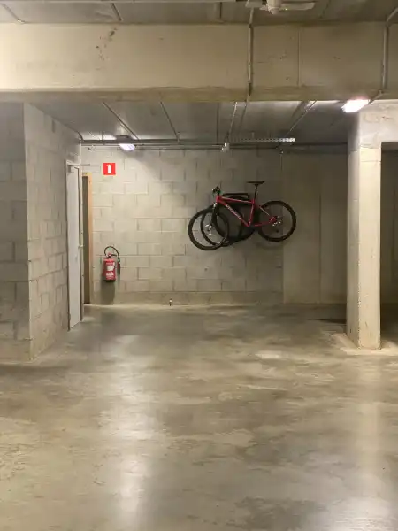 Gelijkvloers app. met 2 slpks, terras, tuin en parking foto 12