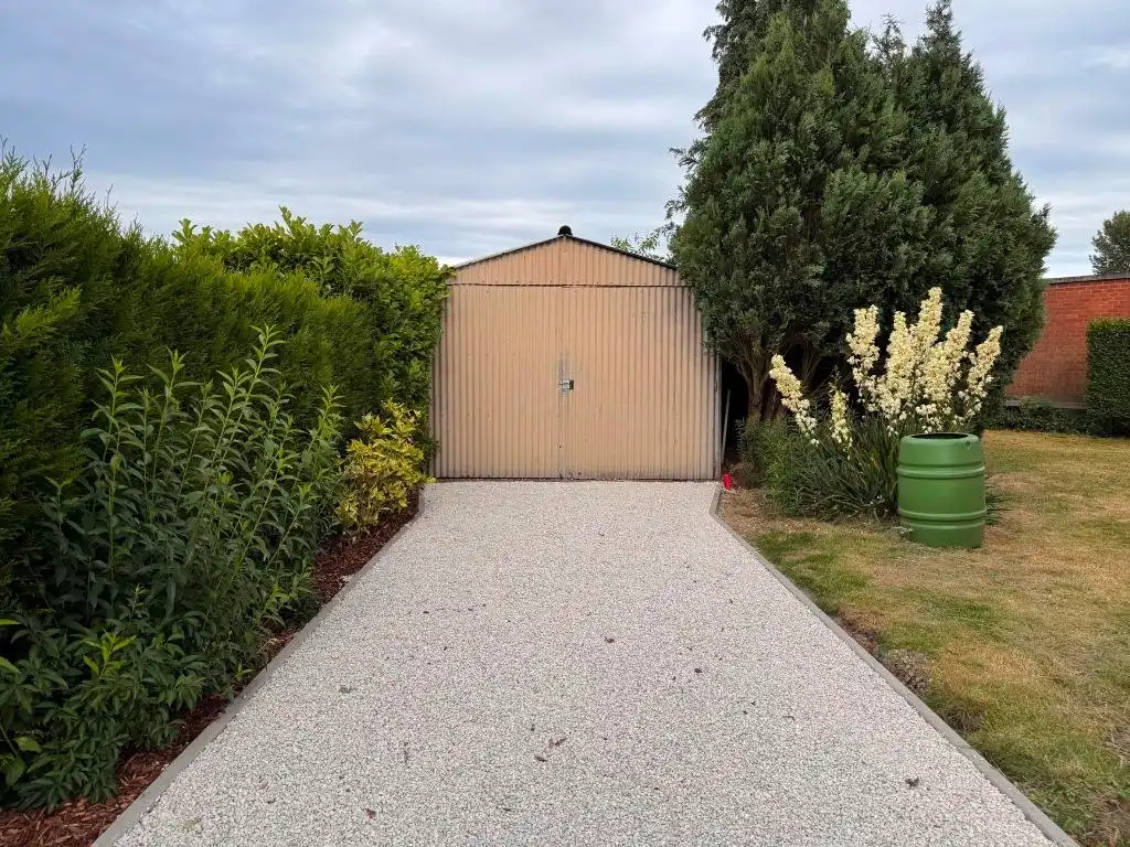 Deze rustig gelegen, alleenstaande woning onderging een grondige renovatie en werd uitgerust met zonnepanelen, vernieuwde beglazing, nieuwe radiatoren, een vernieuwde badkamer en aangelegde oprit. foto 8