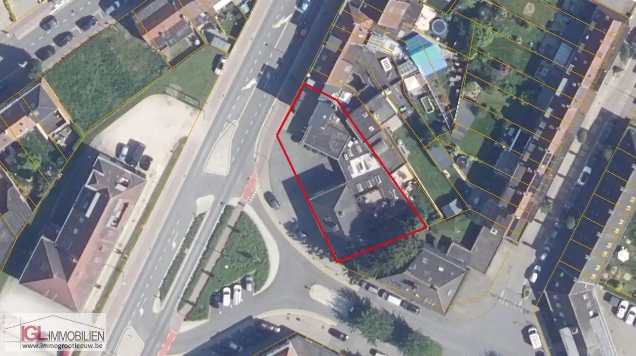 Projectgrond voor handelspand, 6 wooneenheden en parkeergelegenheden. foto {{pictureIndex}}