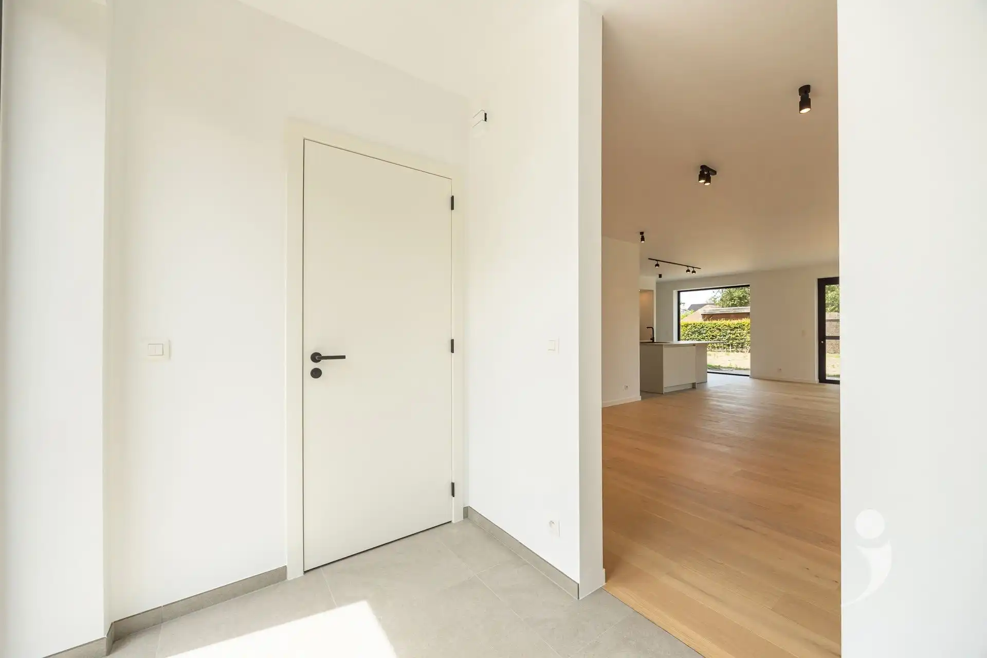 Nieuwbouwwoning in zeer rustige straat! foto 2