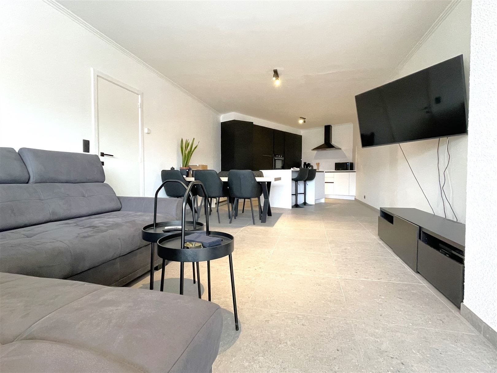 Compleet gerenoveerd appartement met garage nabij cetrum.  foto {{pictureIndex}}