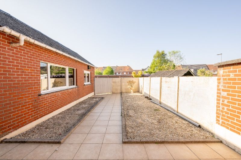 Ruime woning met 4 slpks, garage en uitweg achteraan. foto 24