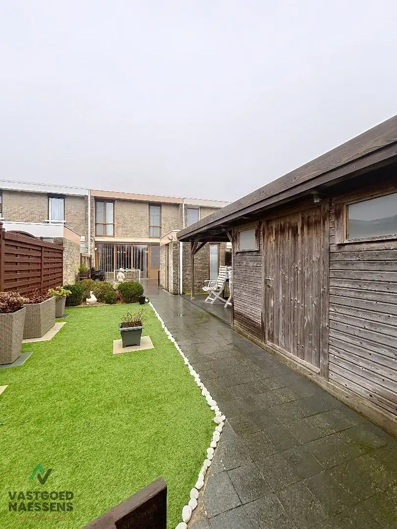 INSTAPKLARE WONING MET 3 SLPK, GARAGE EN ZONNIGE TUIN foto {{pictureIndex}}