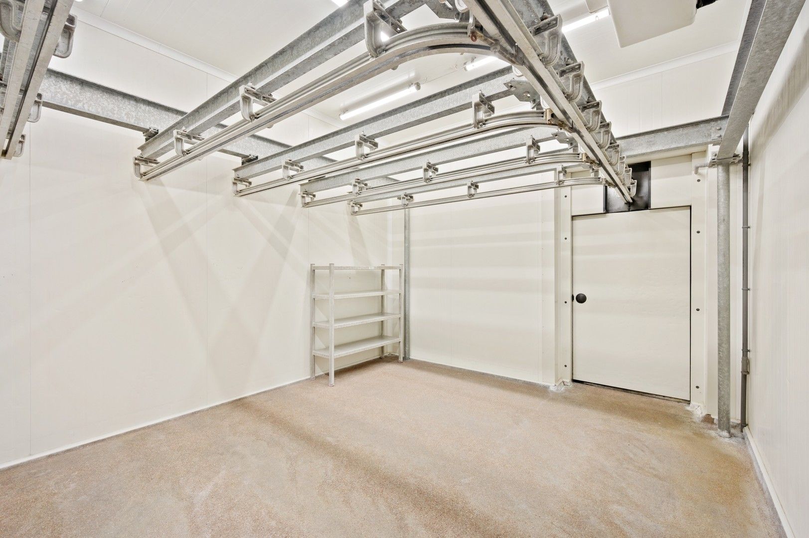 Unieke eigendom met vrijstaande woning met kantoor, loods en een grote dubbele garage foto 22