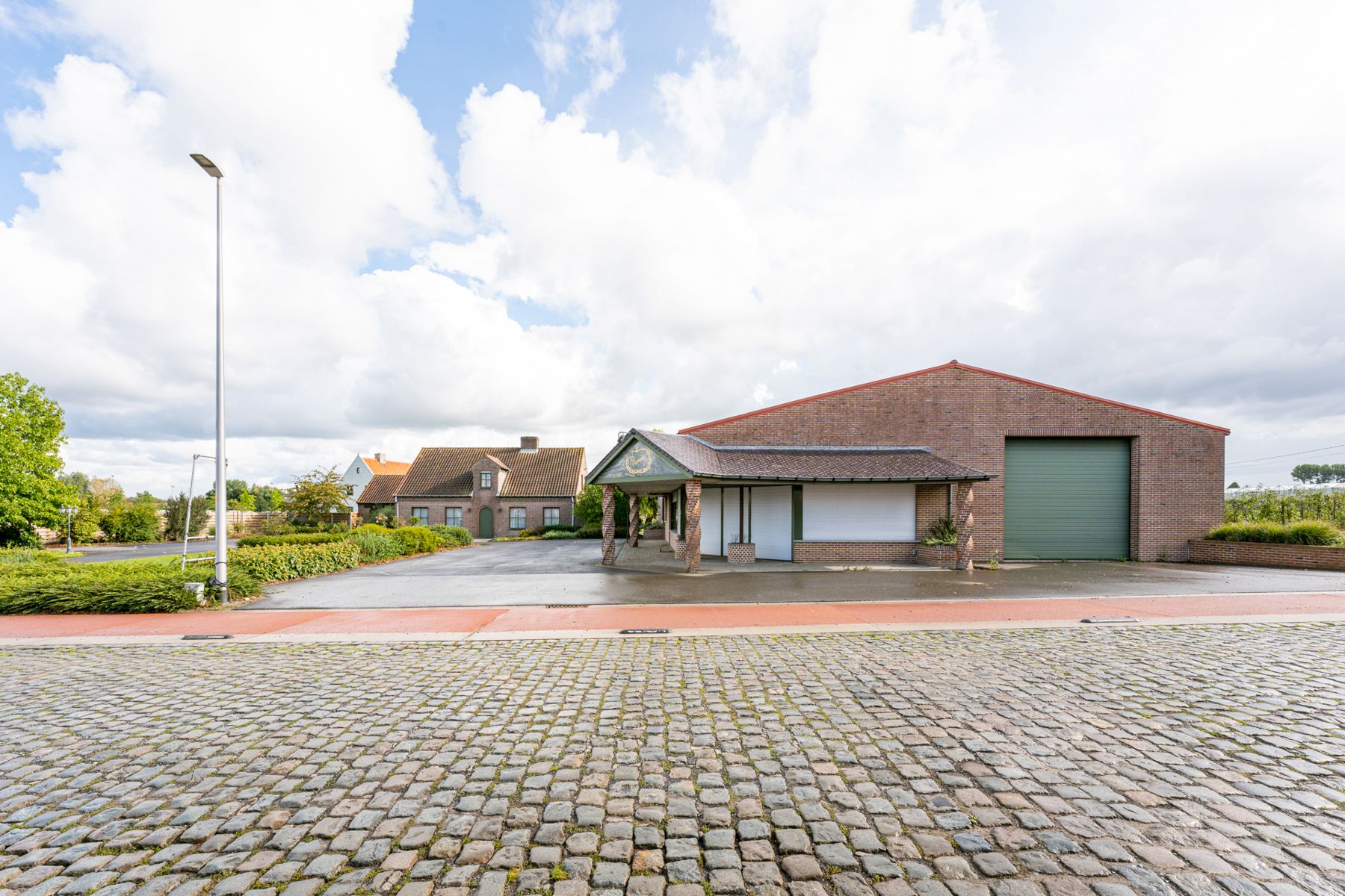 Interessante eigendom met loods van 420m² op een perceel van 7.200m² op een steenworp van Roeselare foto 3