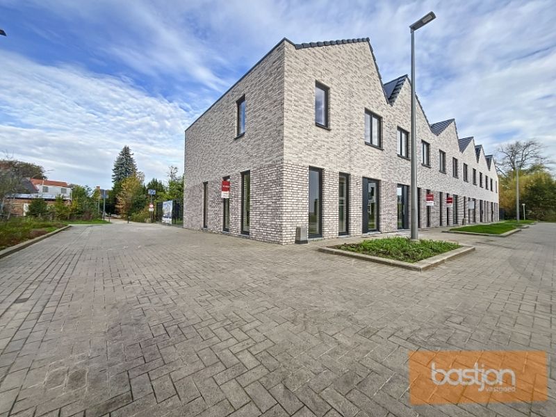 Nieuwbouwwoning met 3 slaapkamers en centrale ligging foto {{pictureIndex}}