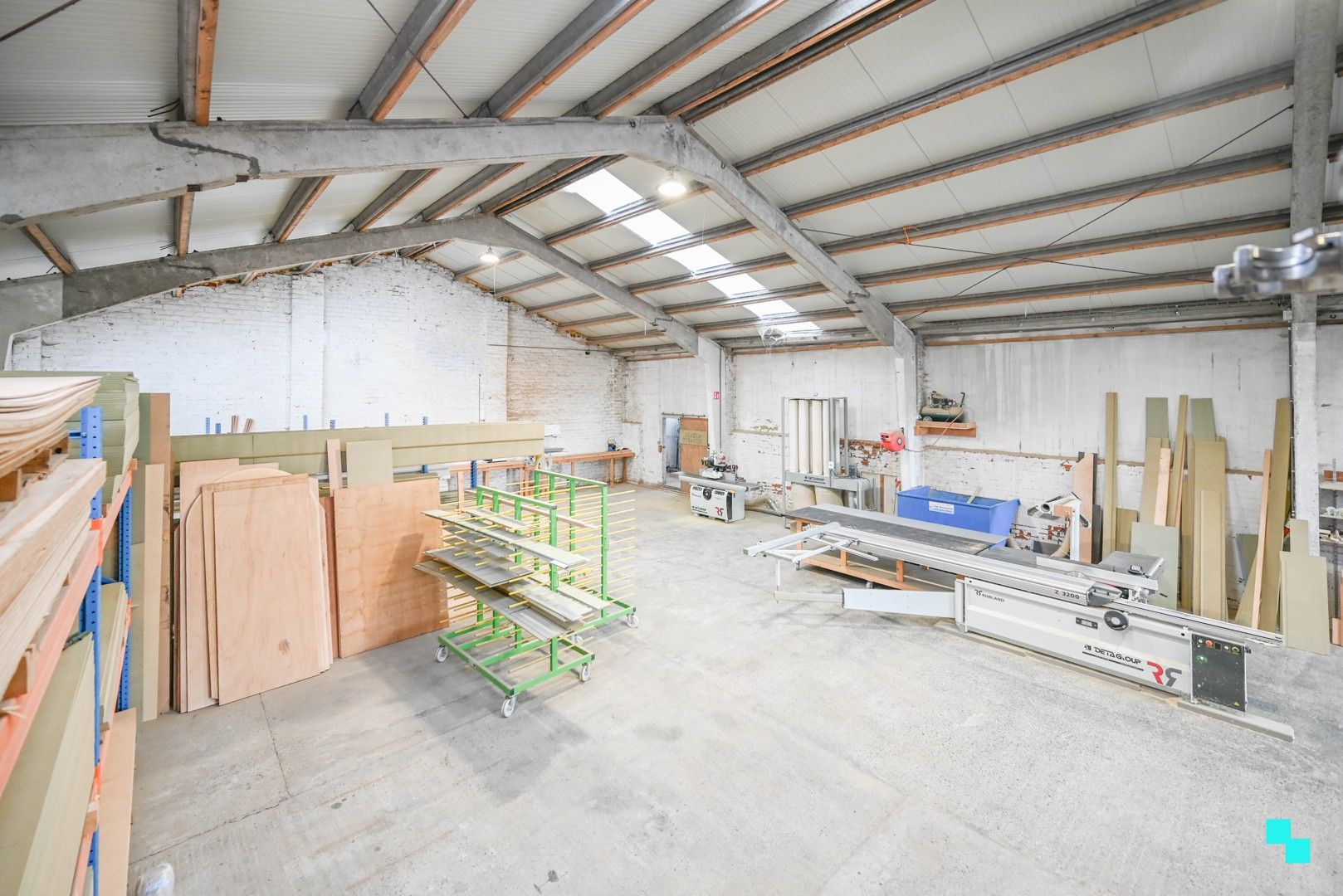 Landelijk gelegen woning met diverse loodsen foto 29