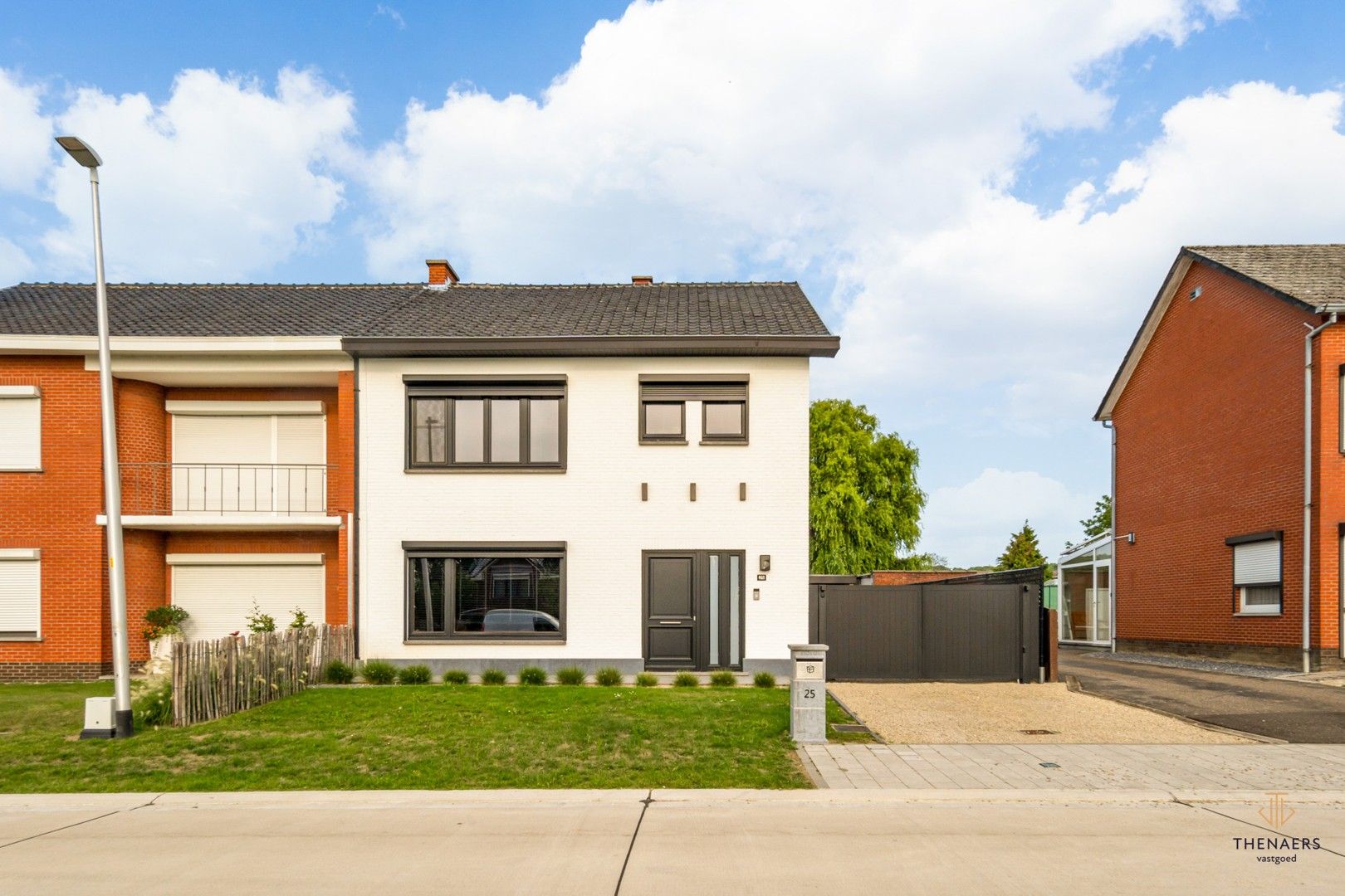 INSTAPKLARE WONING MET 3 SLAAPKAMERS, TUIN EN CARPORT. foto {{pictureIndex}}