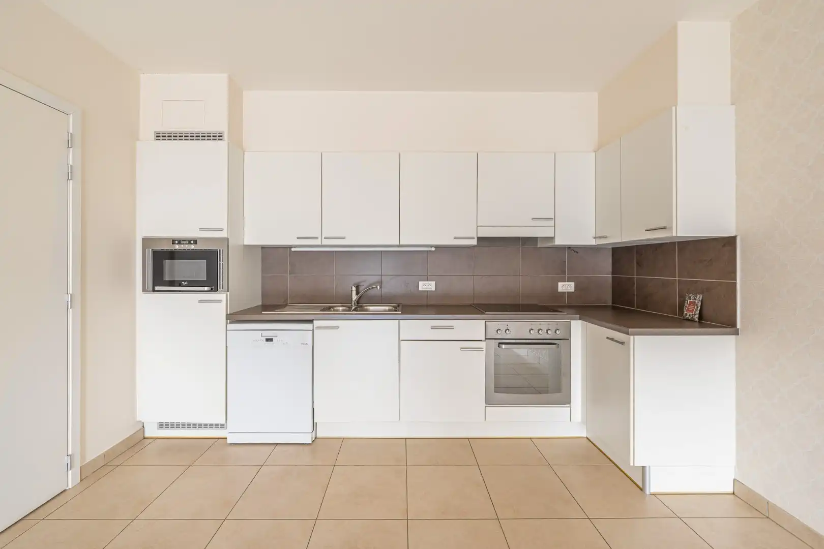 Instapklaar appartement met 2 slaapkamers, garage, berging en zonneterras in Dadizele foto 6