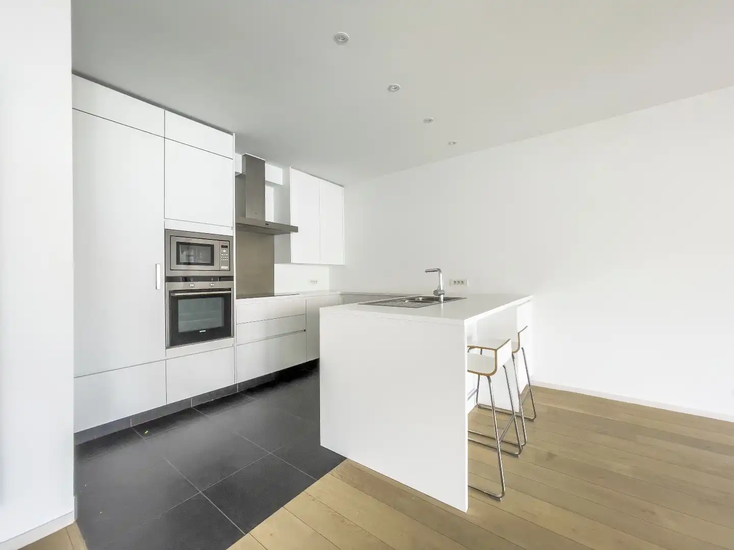 Recent appartement met OPEN ZICHT, zeer goed gelegen in een rustige straat vlakbij het Driehoeksplein. foto 7