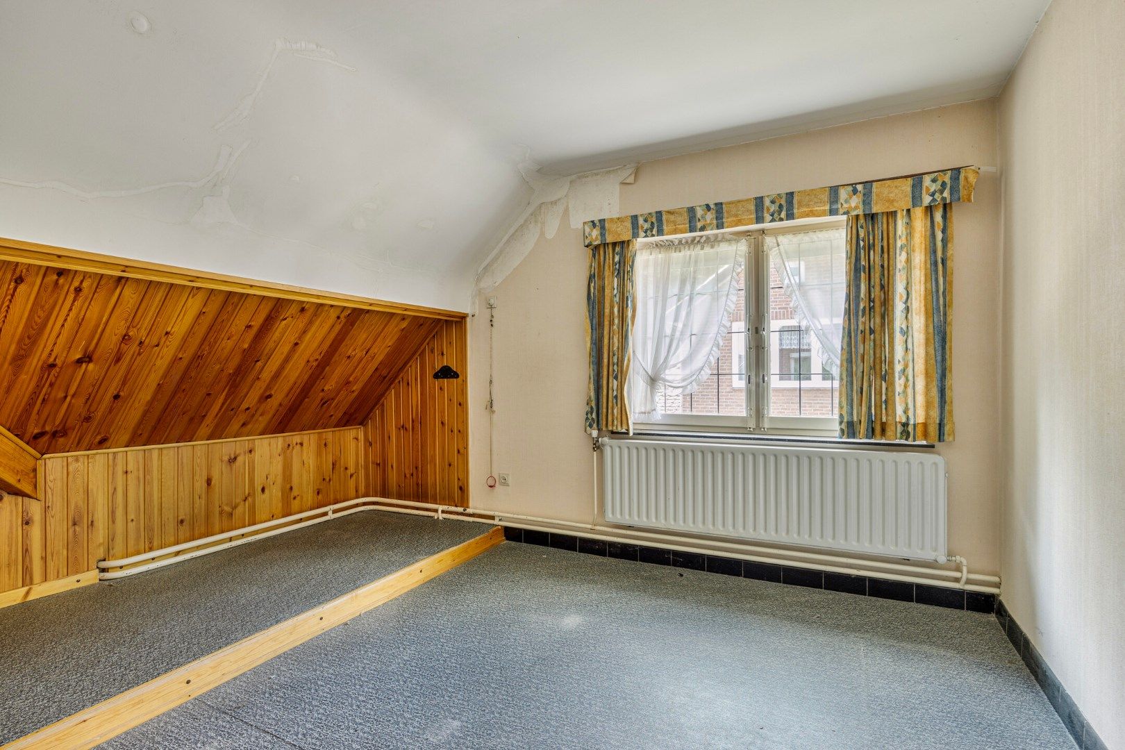 TE RENOVEREN WONING MET 4 SLAAPKAMERS, GESLOTEN GARAGE, WERKRUIMTE OP EEN PERCEEL VAN 817 M²!    foto 13