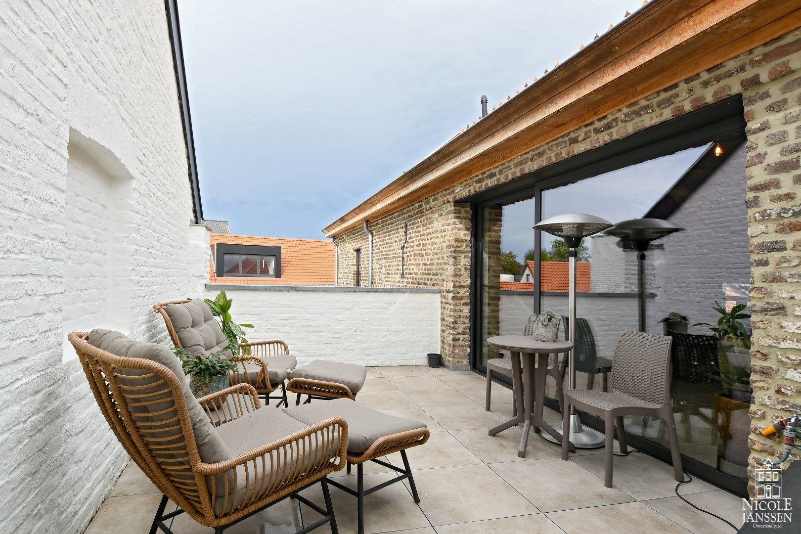 Schitterende instapklare loft met carport en private berging foto {{pictureIndex}}