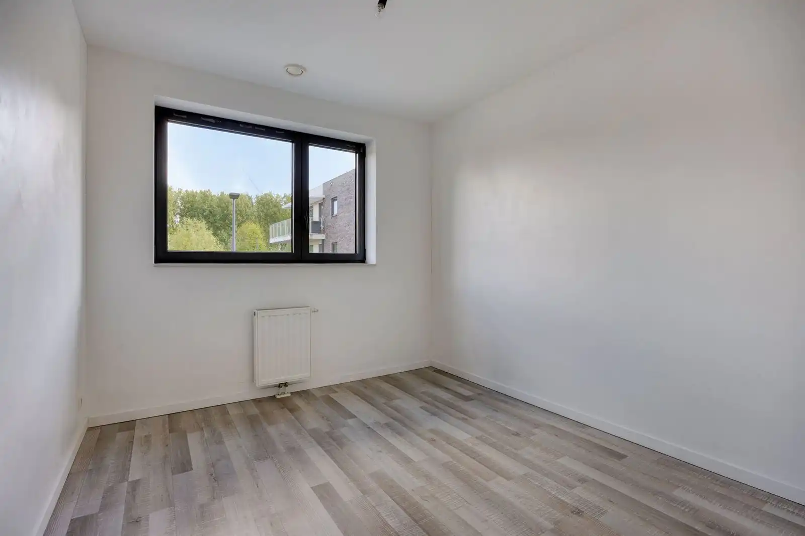 Recente 3-gevelwoning met 3 slaapkamers, tuin en garage foto 24