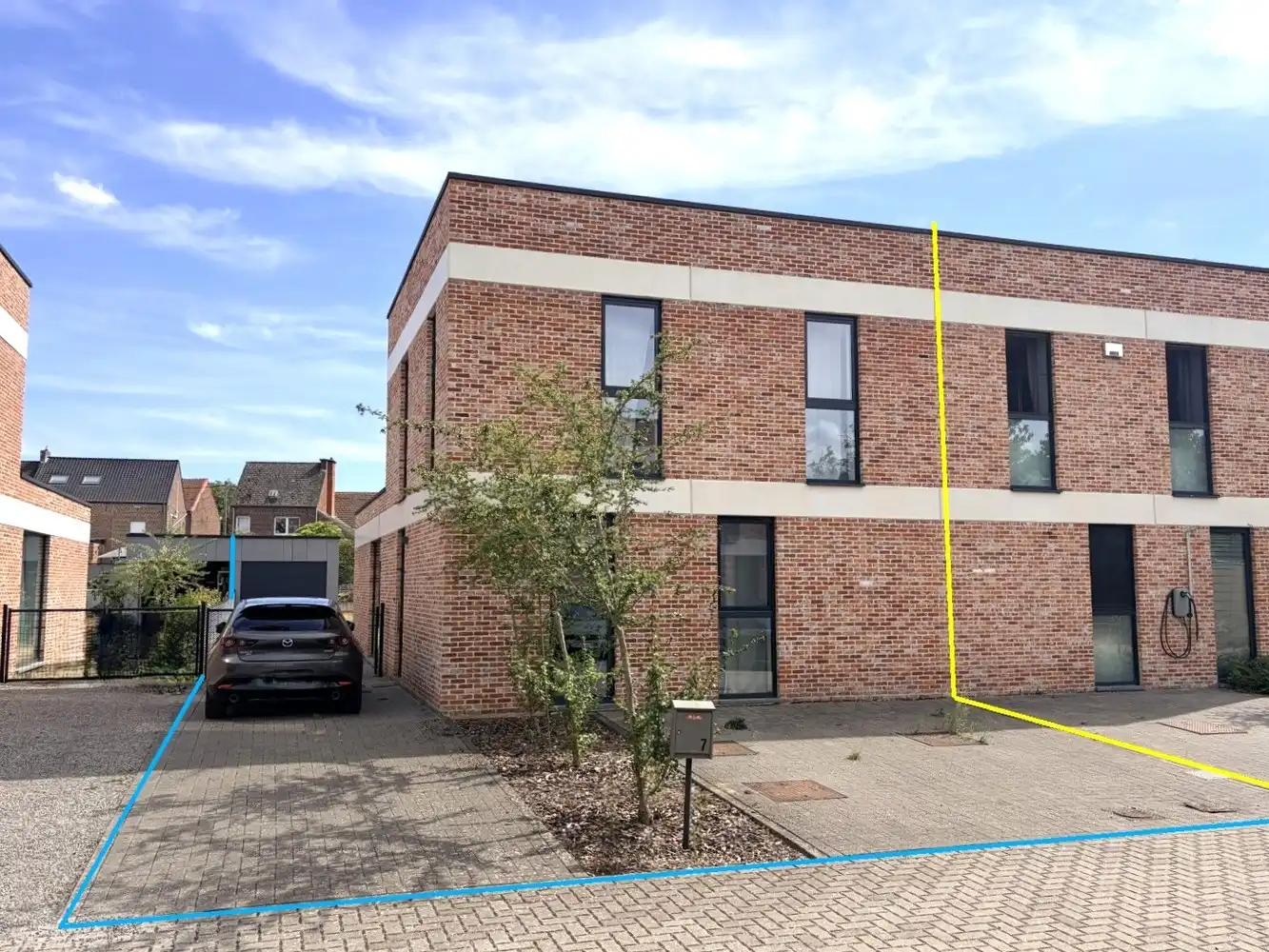 Recente, energiezuinige woning met tuin en garage op een gunstige ligging foto 2